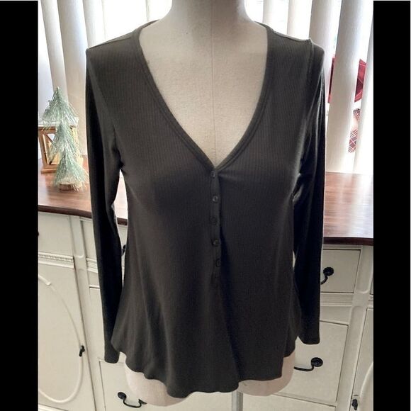 Old navy army green top - Picture 2 of 5